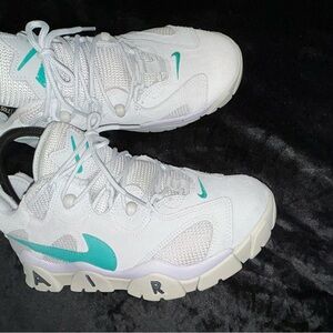 Nike Barrage mid size 9